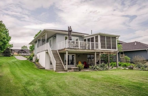 Deseronto Cottage | Year Round Lakeview Cottage