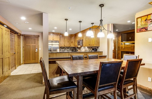 Cle Elum Condo | Year-round outdoor getaway with shared pool, private patio, full kitchen & WiFi