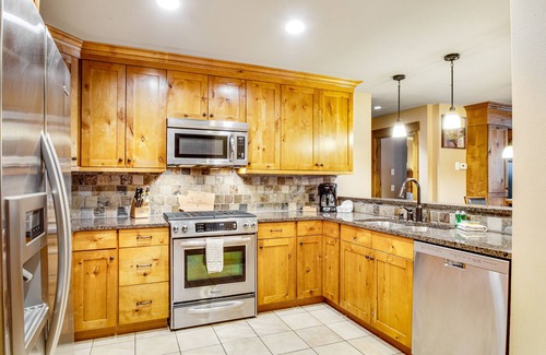 Cle Elum Condo | Year-round outdoor getaway with shared pool, private patio, full kitchen & WiFi