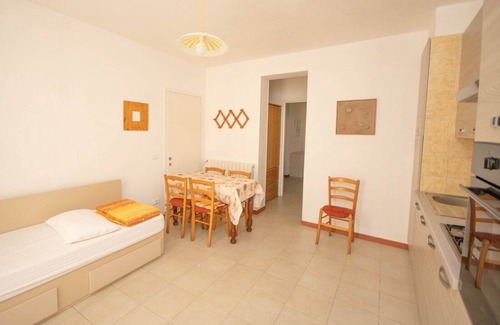 Lacona Apartment | yellow apartment l'0leandra immersed in the olive grove