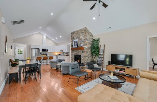 Hendersonville House | Yellow Bike Bungalow-Block from Bike Trail-Fireplace & Hot Tub - Dog Friendly