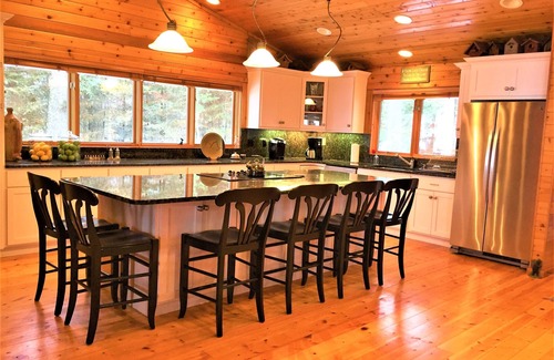 Little Round Lake Cabin | Yellow Bike Chalet on Grindstone Lake: sandy beach, level lot, sleeps up to 12