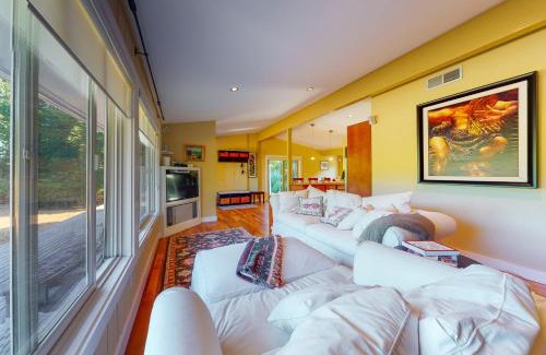 Oak Bluffs House | Yellow Brick Road House