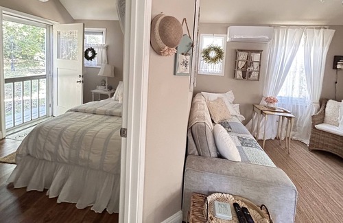 Julian Cottage | Yellow Kettle Cottage
