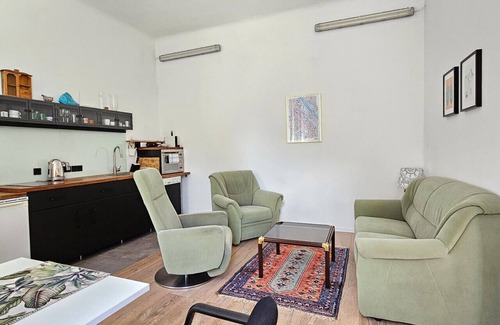 Mariahilf Apartment | Yellow Palm - Cozy, Central With Green View