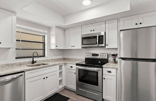 Southern Shores Villa | Yellow Sunshine Oceanfront Townhouse, Private Balcony
