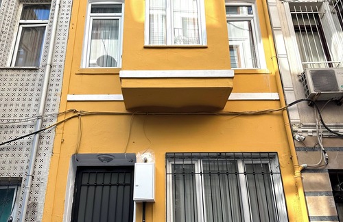 Taksim Apartment | Yellowhouse Room 1