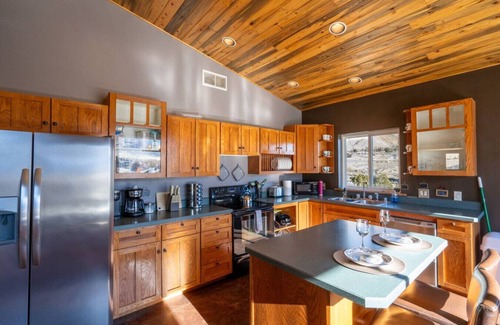 Gardiner Cabin | Yellowstone Entrance 5 miles, 2 beds, slps up to 8