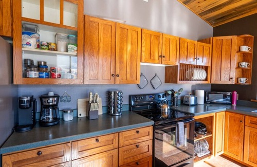 Gardiner Cabin | Yellowstone Entrance 5 miles, 2 beds, slps up to 8