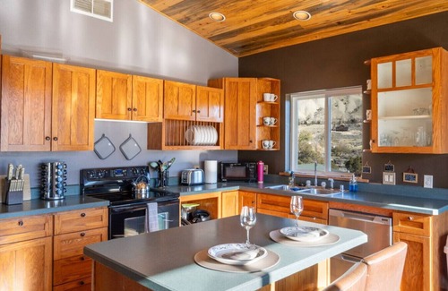 Gardiner Cabin | Yellowstone Entrance 5 miles, 2 beds, slps up to 8