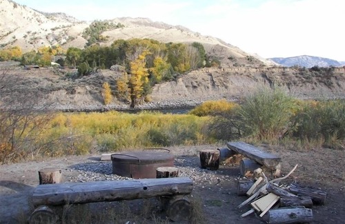 Gardiner Cabin | Yellowstone Park Riverfront Cabins