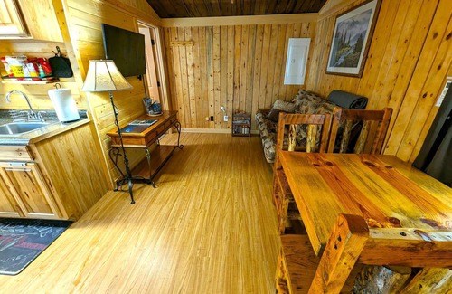 Gardiner Cabin | Yellowstone's Treasure Cabin #2, few min drive to Yellowstone Park