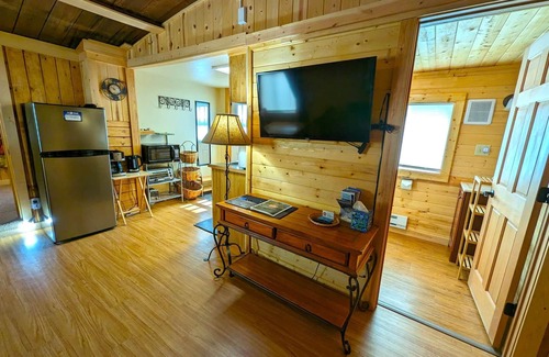 Gardiner Cabin | Yellowstone's Treasure Cabin #2, few min drive to Yellowstone Park