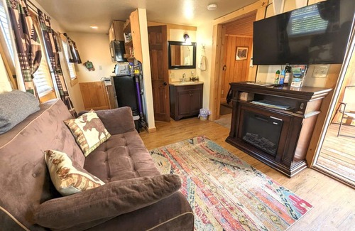 Gardiner Cabin | Yellowstone's Treasure Cabin #3, few min drive to Yellowstone Park