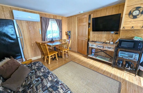 Gardiner Cabin | Yellowstone's Treasure Cabin #6, few min drive from Yellowstone Park