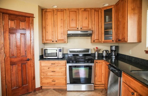 Emigrant House | Yellowstone Trail Lodge · Yellowstone National park
