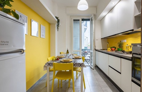 Pisa City Centre Apartment | Yellowsunny Apartment with Two Balconies