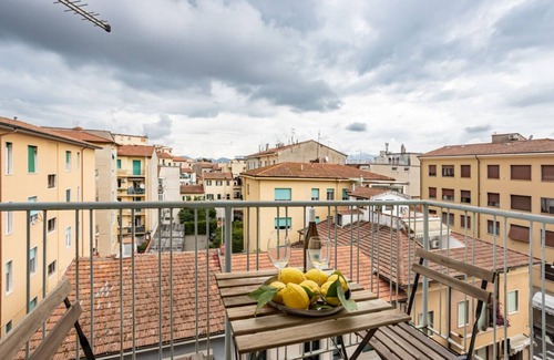 Pisa City Centre Apartment | Yellowsunny Apartment with Two Balconies