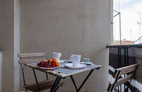 Pisa City Centre Apartment | Yellowsunny Apartment with Two Balconies