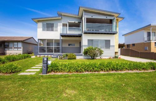 Culburra Beach House | Yelo at Culburra I Pet Friendly I 1 Min Walk to Beach