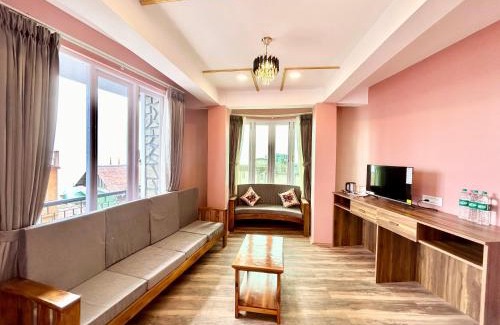 Darjeeling Bed & Breakfast | Yepplo's King Size Suite Room with Mountain View