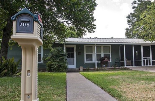 Fredericksburg Cottage | Yo Haus-in Historic District -1 1/2 blocks off W Main-hot tub-screened in porch