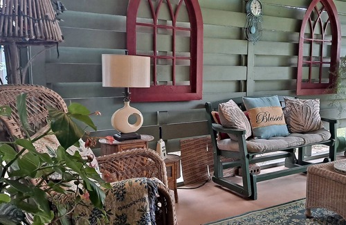 Fredericksburg Cottage | Yo Haus-in Historic District -1 1/2 blocks off W Main-hot tub-screened in porch