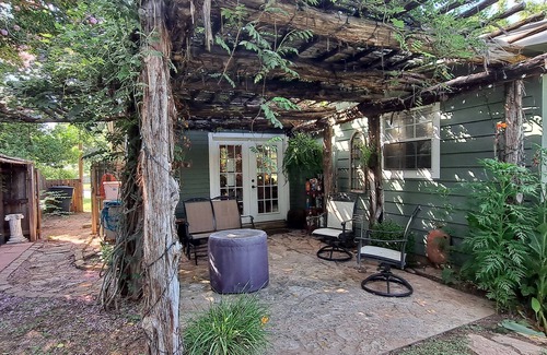 Fredericksburg Cottage | Yo Haus-in Historic District -1 1/2 blocks off W Main-hot tub-screened in porch