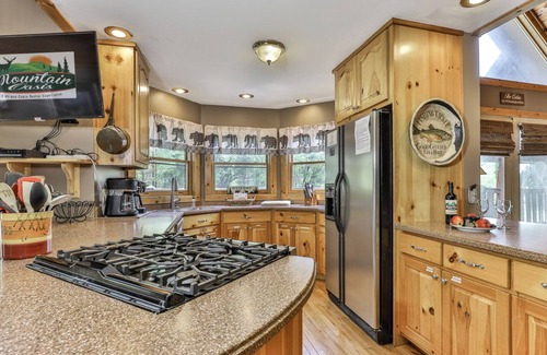 Ellijay Cabin | Yogi's Hideaway - Outdoor Living Area, Pickle Ball and Tennis Court, Dog Friendl