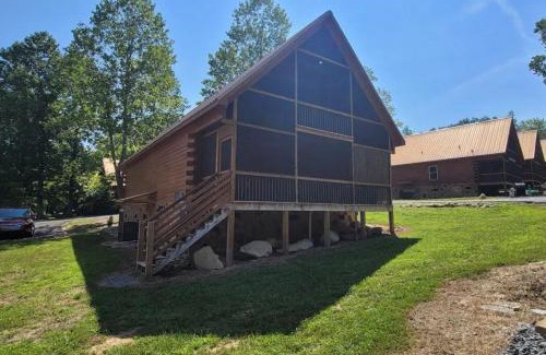 White Oak Lodge House | Yolo w Hot Tub Fireplace Community Amenities