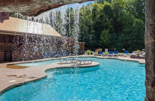 White Oak Lodge House | Yolo w Hot Tub Fireplace Community Amenities