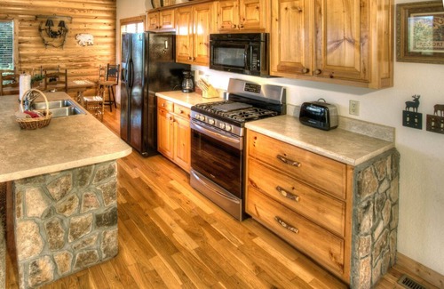Helen Cabin | Yonah Vista- Mountainside Cabin with Mountain Views and Hot Tub, Near Helen