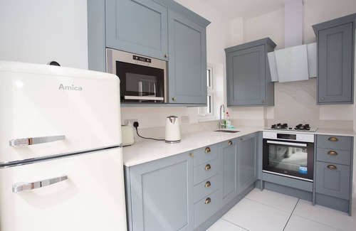 Worthing House | York House - Sleeps 12 beach road with sea views