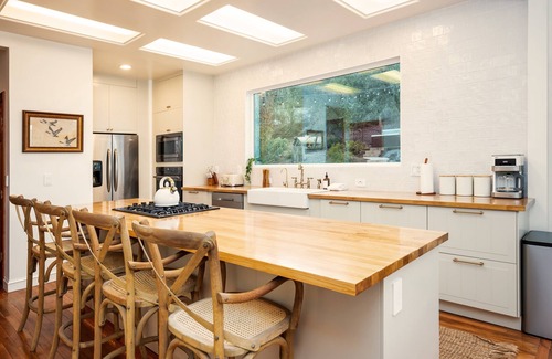 Oakhurst House | Yosemite Country House sleeps 20 w/hot tub, firepit, bonus studio!