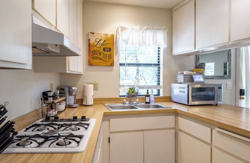 Oakhurst House | Yosemite Deer Cottage 1 Bed:1 Bath with Kitchenette