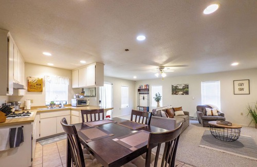 Oakhurst House | Yosemite Deer Cottage 1 Bed:1 Bath with Kitchenette
