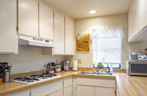 Oakhurst House | Yosemite Deer Cottage 1 Bed:1 Bath with Kitchenette