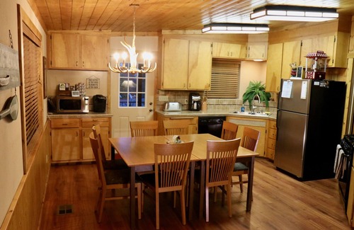 Oakhurst Cabin | Yosemite National park (15 miles)/Bass Lake (1 mile) Cozy Cabin w/HOT TUB