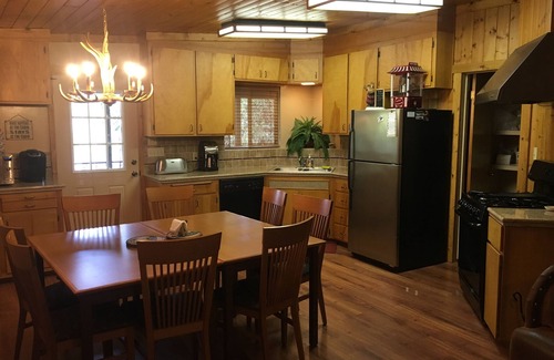 Oakhurst Cabin | Yosemite National park (15 miles)/Bass Lake (1 mile) Cozy Cabin w/HOT TUB