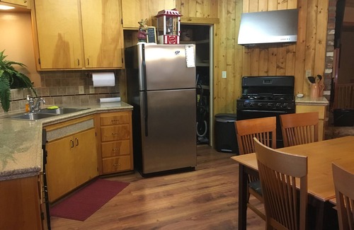 Oakhurst Cabin | Yosemite National park (15 miles)/Bass Lake (1 mile) Cozy Cabin w/HOT TUB