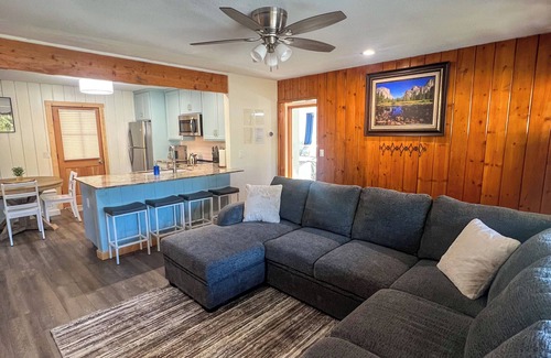 Oakhurst House | Yosemite Sky Getaway - Newly Remodeled, 2 King Beds, EV Charger, RV/Boat Parking