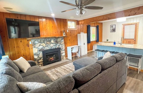 Oakhurst House | Yosemite Sky Getaway - Newly Remodeled, 2 King Beds, EV Charger, RV/Boat Parking