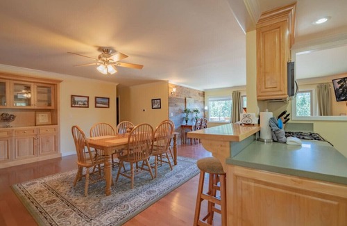 Upper Moonridge House | Yosemite View Retreat- Spa on Amazing Mountain Top View Deck!