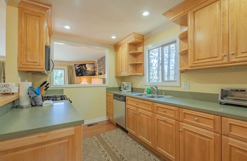Upper Moonridge House | Yosemite View Retreat- Spa on Amazing Mountain Top View Deck!