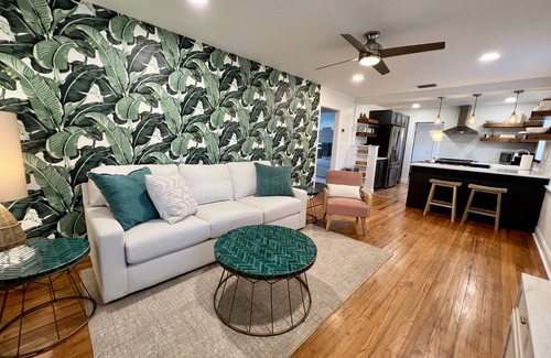 Madeira Beach House | You Belong on a Pickleball Court ! 5-min to Beach-Food-Shops ! Full Kitchen