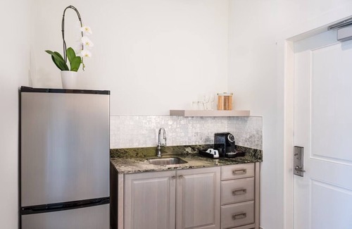 Islamorada House | You Don’t Want to Miss This! Beachfront, Onsite Pool, Near Coral Bay Marina