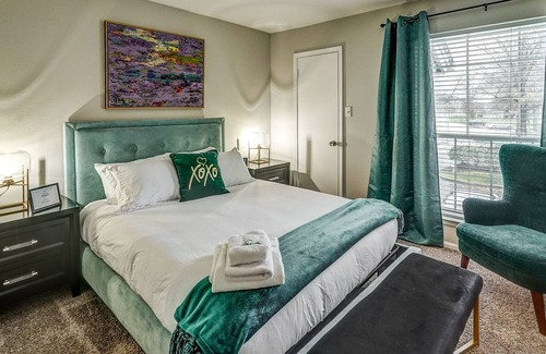 Richmond Apartment | You'll ❤ this 1 King, 1 Queen Bed Apt in West End