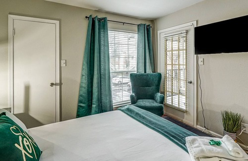 Richmond Apartment | You'll ❤ this 1 King, 1 Queen Bed Apt in West End