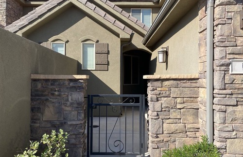 Washington House | You're Welcome Townhome with 2 Primary Suites!
