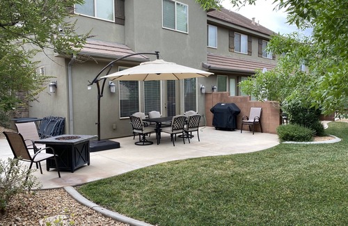 Washington House | You're Welcome Townhome with 2 Primary Suites!
